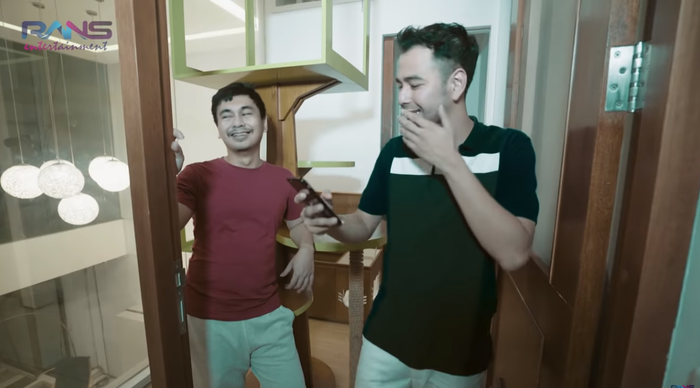 Raditya Dika mendengar jawaban Raffi Ahmad