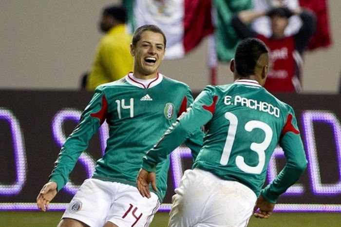 Bintang timnas Meksiko Javier Hernandez alias Chicarito merayakan gol yang dicetak Edgar Pacheco ke gawang timnas Bosnia pada laga persahabatan, 10 Februari 2011. 