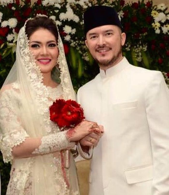 Melina Tian adalah istri mantan suami Olla Ramlan Alex Tian
