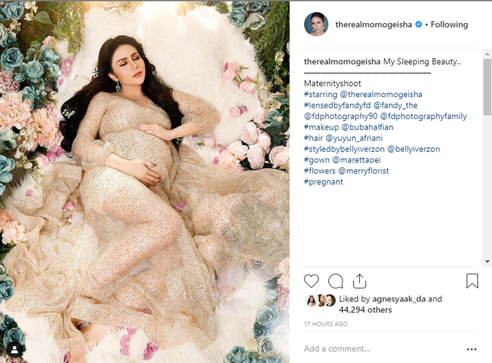 Momo Geisha tetap terlihat cantik meski dengan pose tidurnya