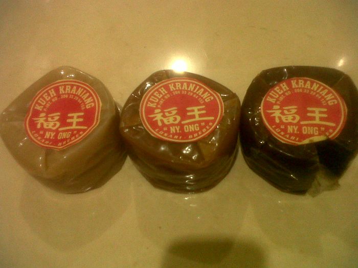 Kue keranjang atau kue beras ketan.