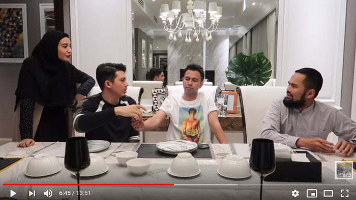 Raffi memilih tantangan dan harus meminum pure lemon yang asam