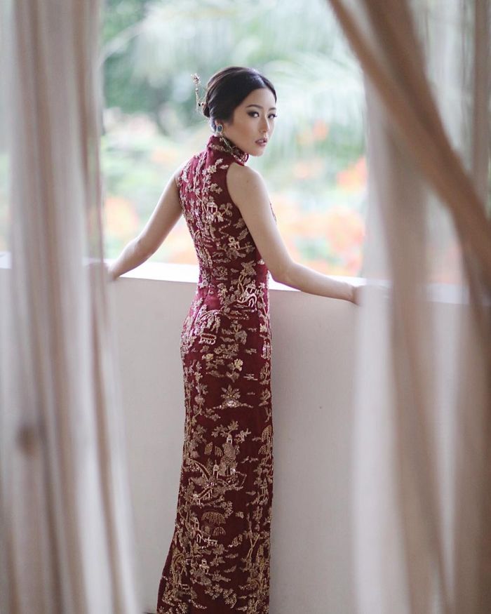 Penampilan menantu Keluarga Bakrie, Ling Ling dengan busana cheongsam.