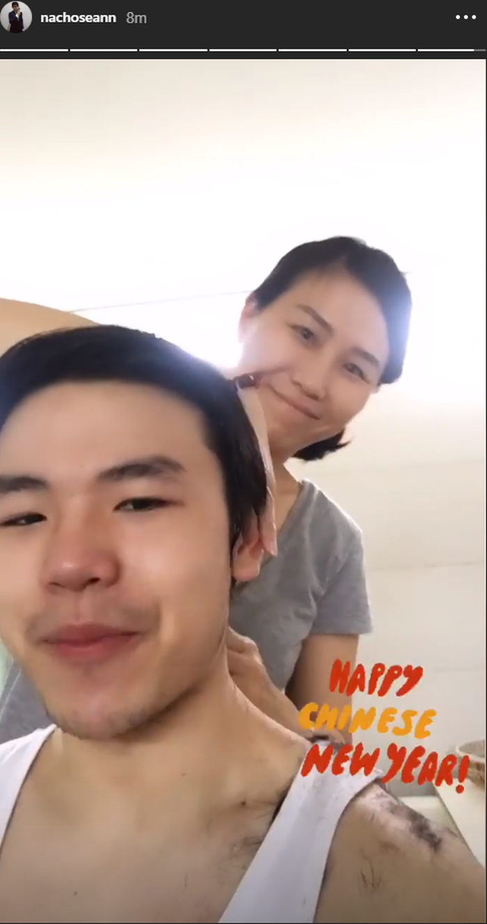 Veronica Tan mencukur rambut Nicholas Sean. (Instagram.com/nachoseann)

