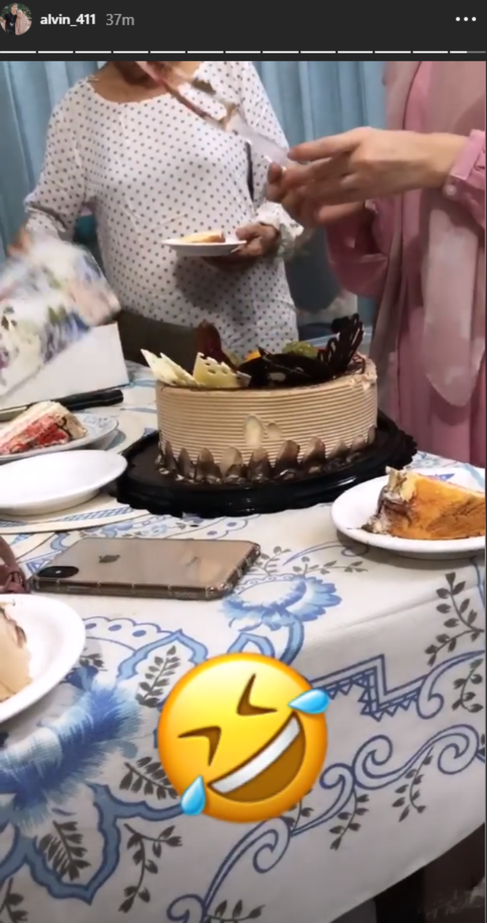 Cake yang dimakan Alvin bersama keluarga Larissa
