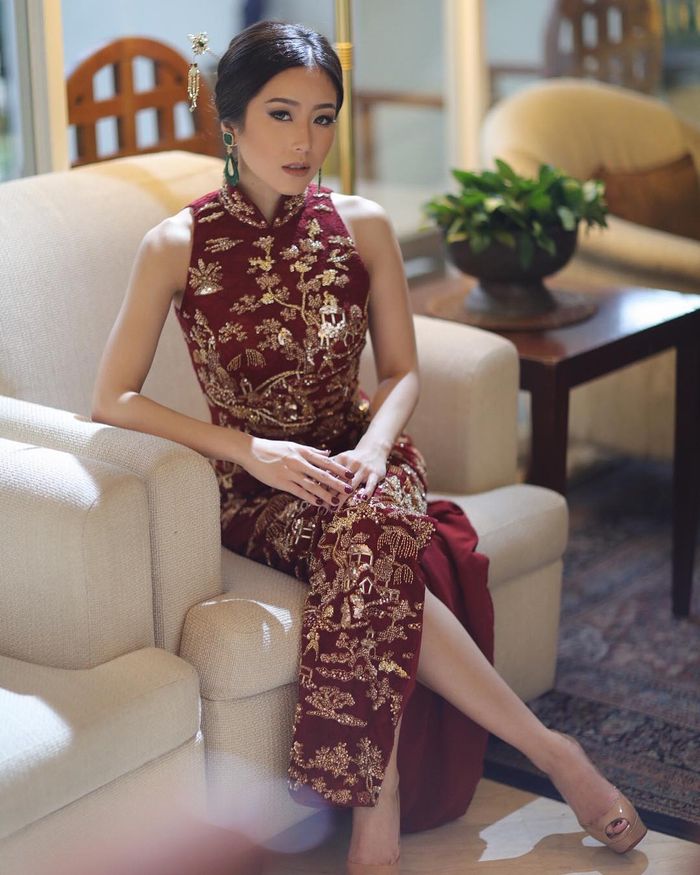 Penampilan menantu Keluarga Bakrie, Ling Ling dengan busana cheongsam.
