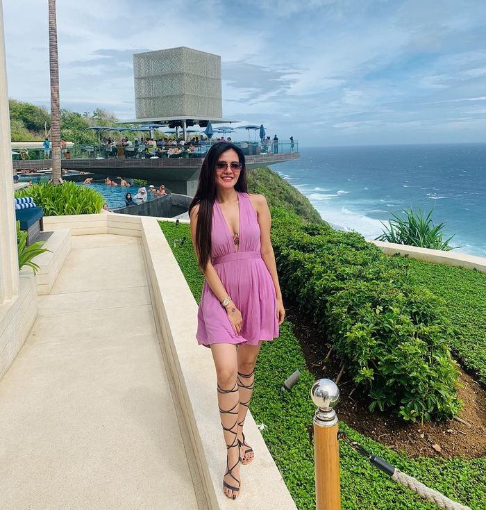 Dekat dengan Vicky Prasetyo, Intip Gaya Anggia Chan Kenakan Busana Pamer Pundak - Pink Mini Dress
