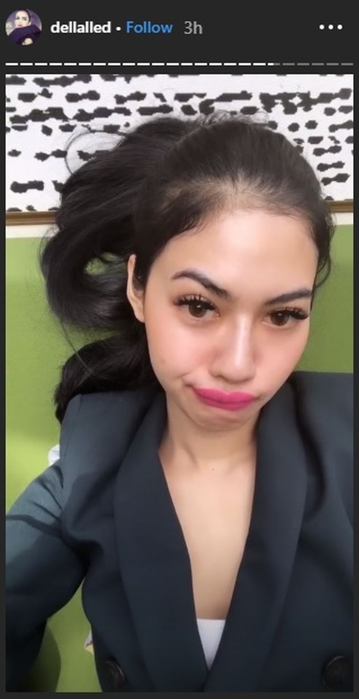 Della Perez Tampil Cetar dengan Lipstik Warna Pink