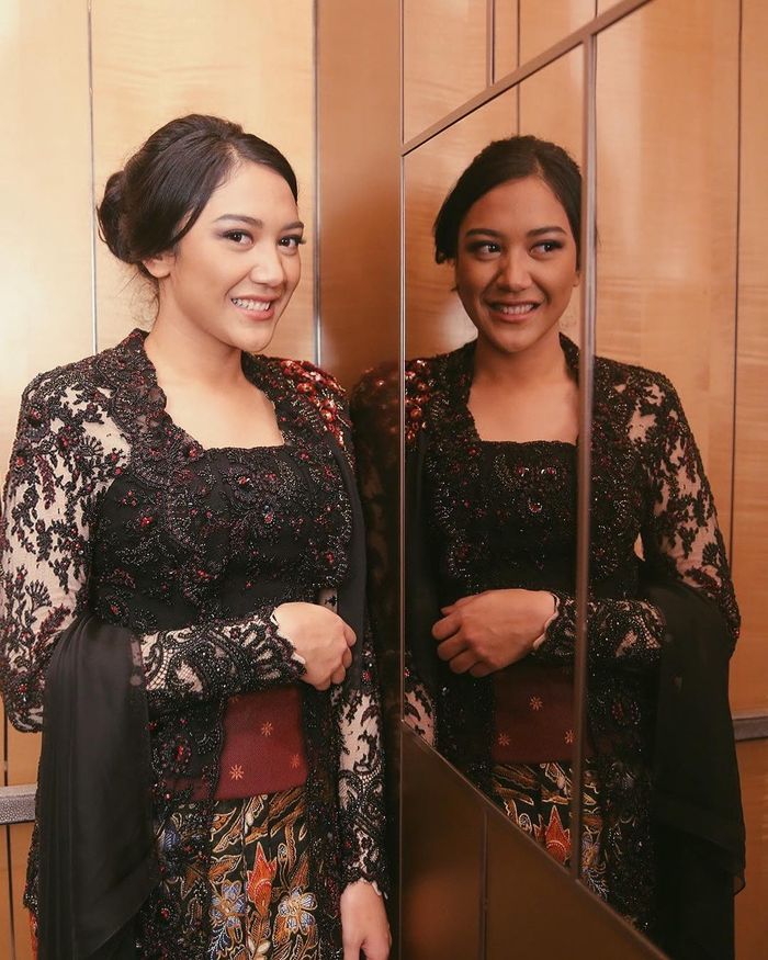 Putri Tanjung terlihat sangat anggun dengan kebaya tradisional Jawa bernuansa hitam