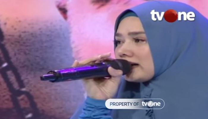 Mulan Jameela tak kuasa menahan tangis saat nyanyikan lagu 'Kangen' di ILC Selasa (5/2/2019).