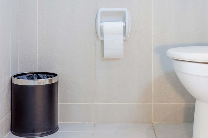 Kosongkan sampah yang ada di tempat sampah