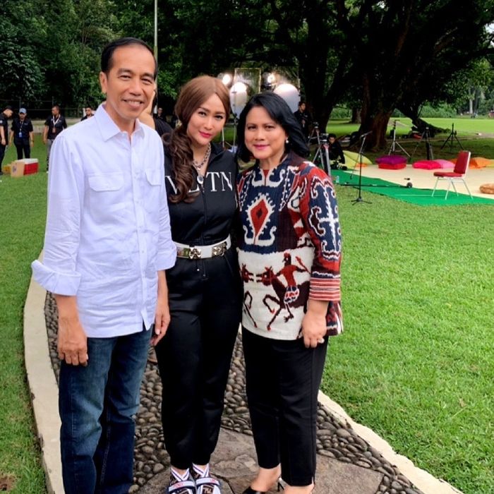 Inul Daratista saat Foto Bersama Presiden Jokowi dan Iriana.