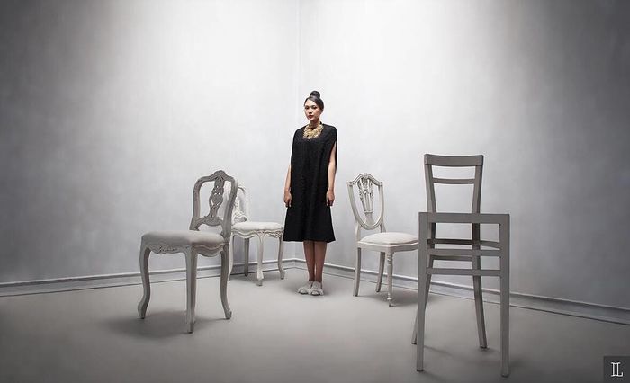 Putri Tanjung tampil elegan dengan cape dress