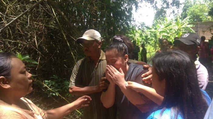 Ibu bocah 10 tahun asal Mojokerto saat menemukan sang putra dalam keadaan tak bernyawa di kubangan air.