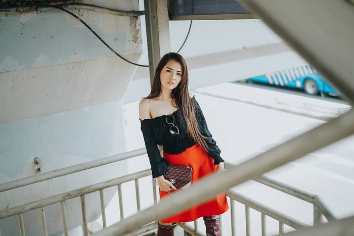 Dekat dengan Vicky Prasetyo, Intip Gaya Anggia Chan Kenakan Busana Pamer Pundak - Off Shoulder