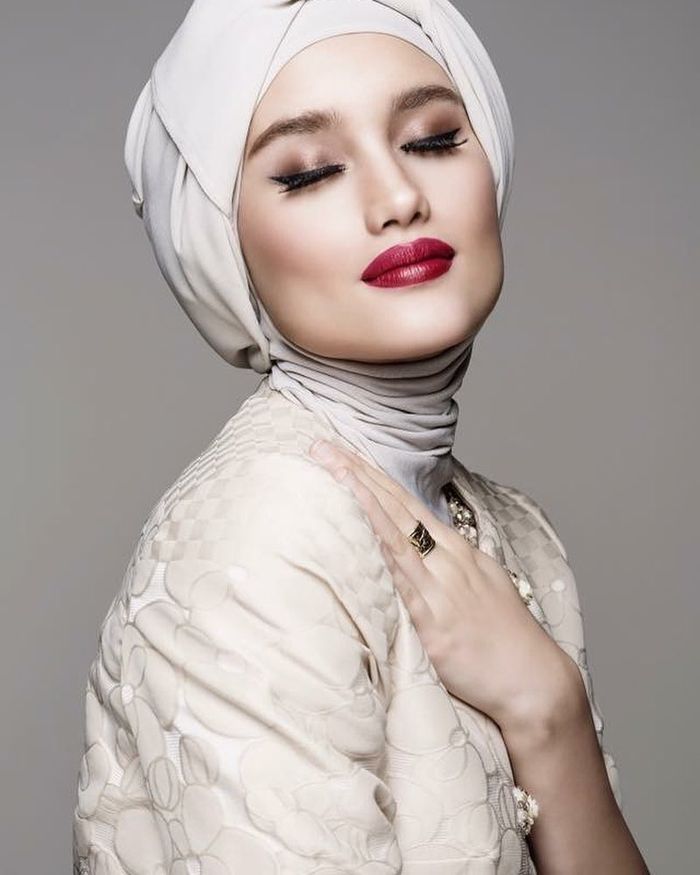 Penampilan anggun Cinta Laura dalam balutan hijab turban