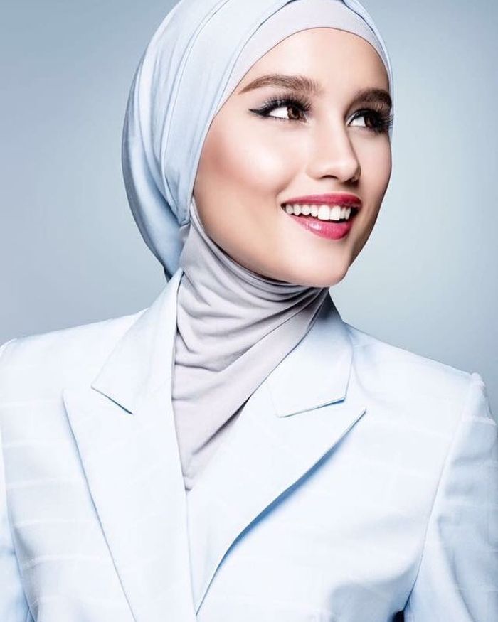 Penampilan anggun Cinta Laura dalam balutan hijab model lilit yang simpel