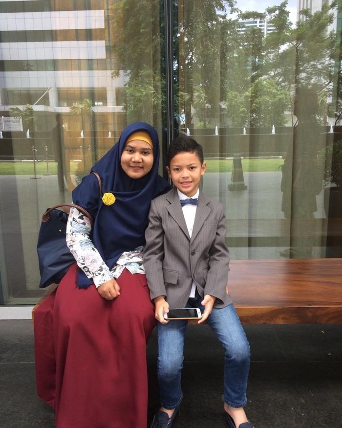 Keanu Massaid bersama pengasuhnya