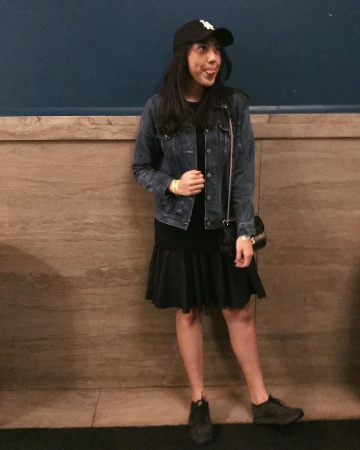 Potret cantik Putri Tanjung yang kekinian dengan jaket denim dan topi