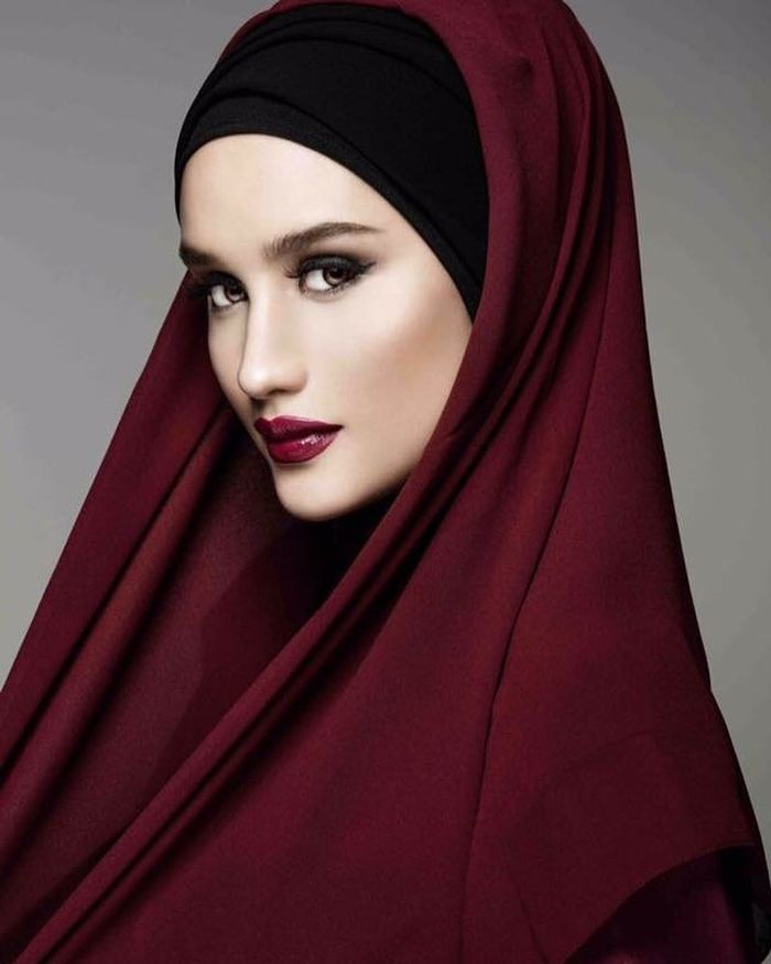 Penampilan anggun Cinta Laura dalam balutan hijab berwarna merah maroon