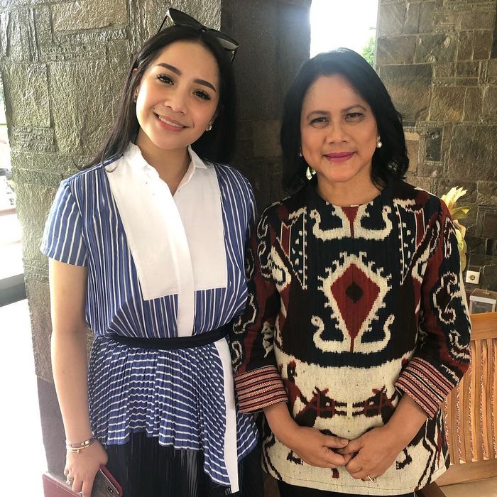 Nagita Slavina dan Ibu Negara Iriana saat berfoto bersama