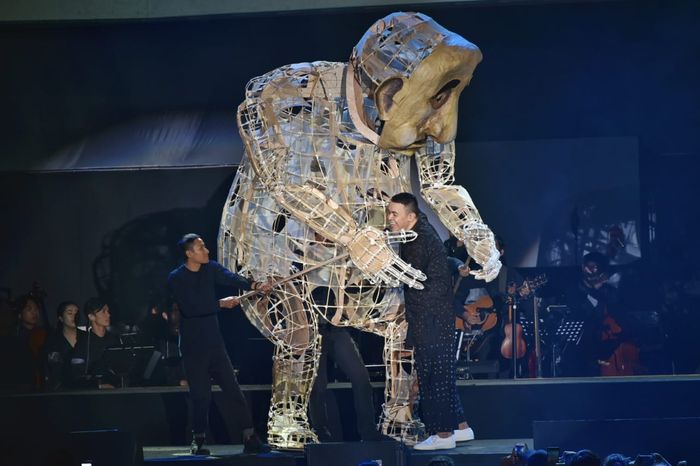 TULUS dan Papermoon Puppet Theatre di konser Monokrom TULUS, Rabu (6/2/2019).