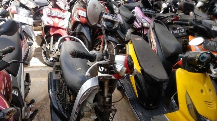 Kasat Lantas Polres Tangsel, AKP Lalu Hedwin, saat menunjukkan motor yang dirusak oleh seorang pemuda saat ditilang di Jalan Letnan Soetopo, Serpong, Tangerang Selatan, Kamis (7/2/2019). (Warta Kota/Zaki Ari Setiawan)