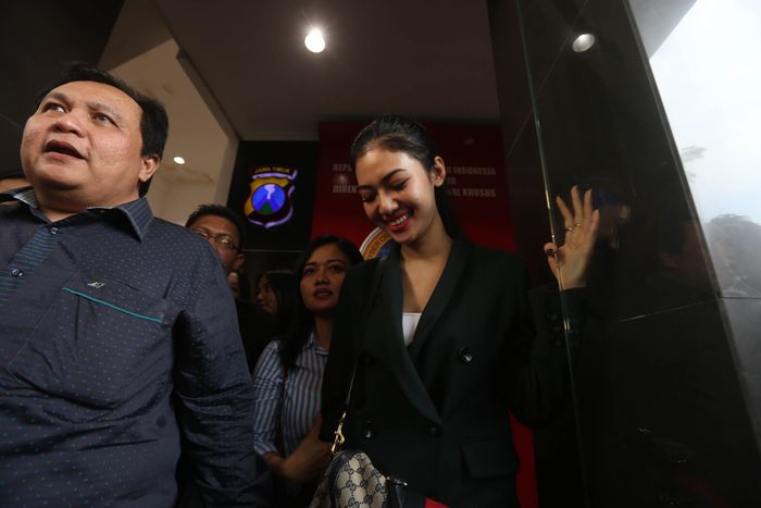 Penyanyi Della Wulan Astreani atau Della Perez yang merupakan adik kandung dari (Almarhumah) Yuli Rahmawati alias Julia Perez usai menjalani pemeriksaan sebagai saksi kasus prostitusi online yang menjerat tersangka Vanessa Angel dan empat mucikarinya di Mapolda Jatim, Rabu (6/2).