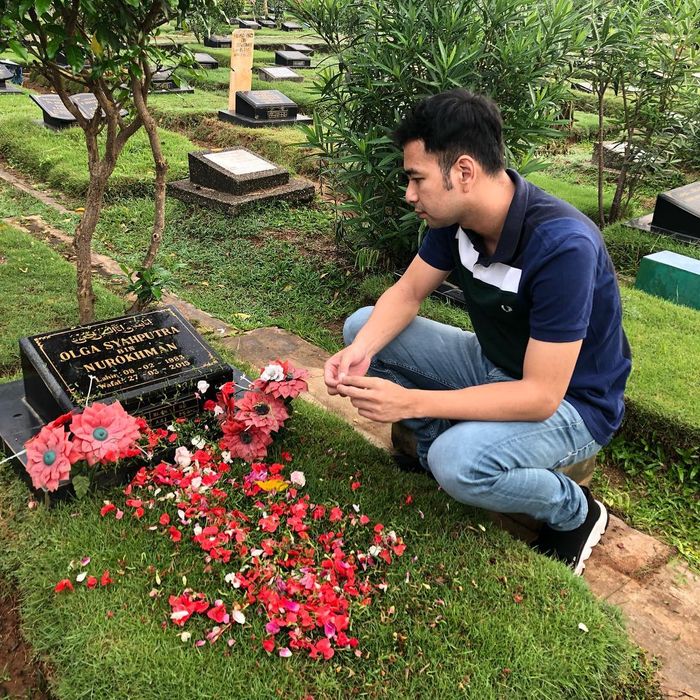 Raffi Ahmad mengunjungi makam Olga Syahputra