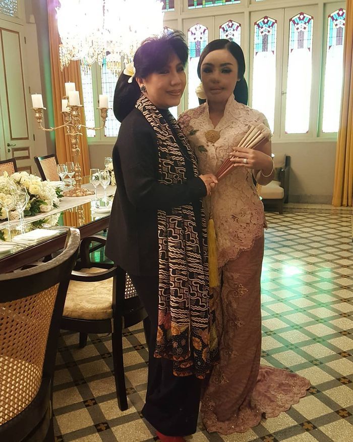 Lisa bersama desainer Anne Avantie