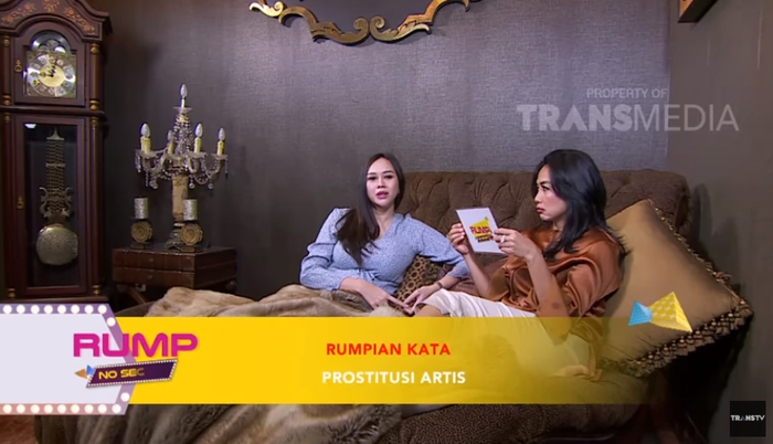 Aura Kasih dan Feni Rose dalam acara Rumpi