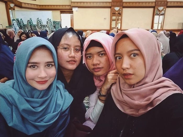 Prilly Latuconsina tampil dengan dandanan hijab sederhana