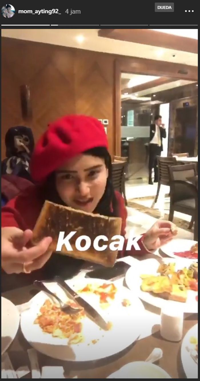 Ayu Ting Ting tunjukkan roti gosong buatan ibunya