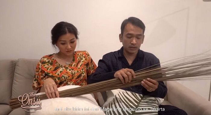Sapu aren pengusir setan yang digunakan Ruben Onsu untuk menangkal teror mistis di rumahnya.