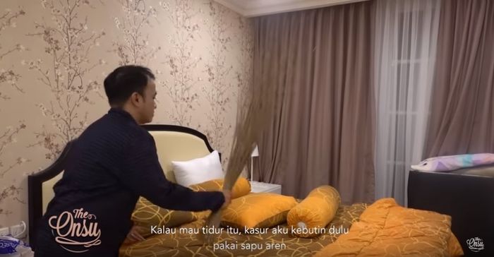 Ruben Onsu bersihkan kasurnya dengan sapu lidi aren