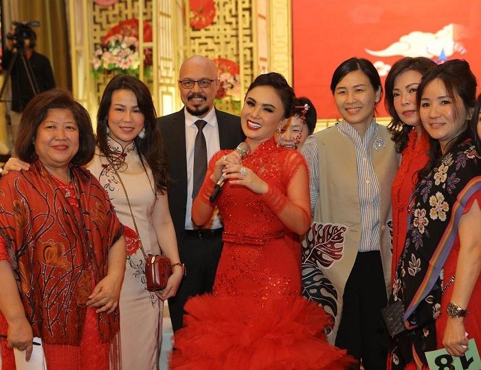 Penampilan Terbaru Veronica Tan Saat Rayakan Imlek 2019 Bersama Yuni Shara