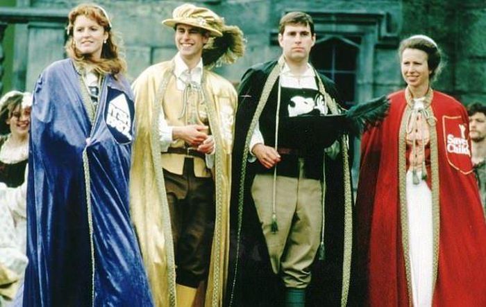 Para bangsawan inggris menggunakan kostum Elizabethan untuk acara Royal Knockout