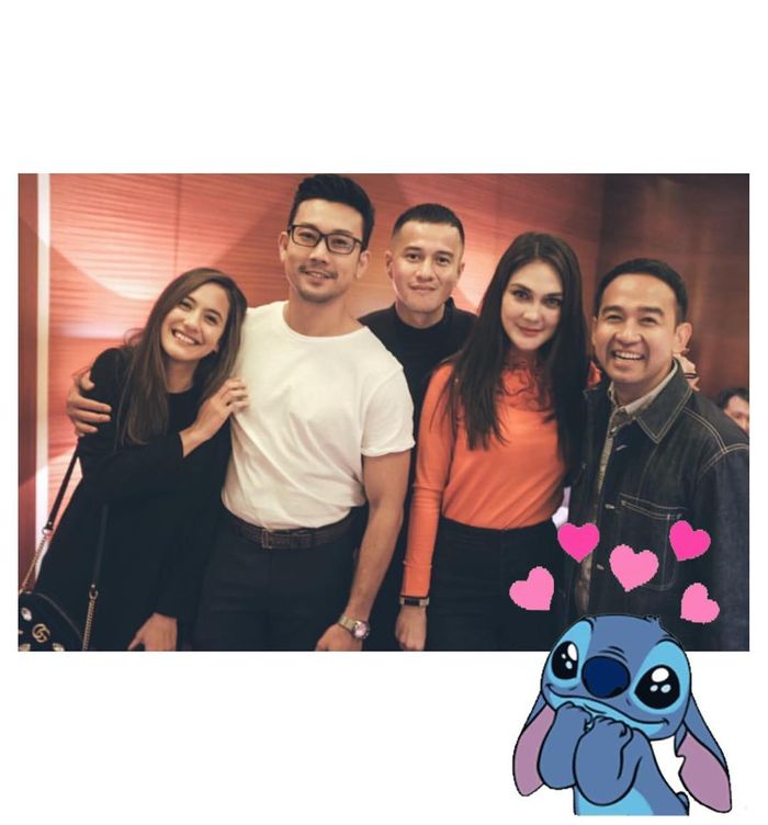 Foto kebersamaan Luna Maya dan Pevita Pearce bersama Denny Sumargo, Herjunot Ali dan Iwet Ramadhan.