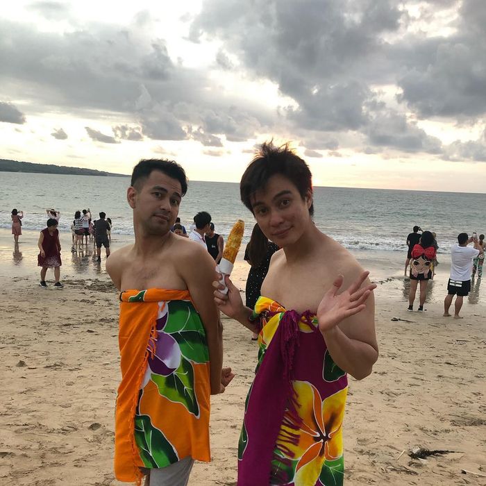 Pose Feminin Raffi Ahmad dan Baim Wong Saat Kenakan Kain Bali Sebagai Kemben