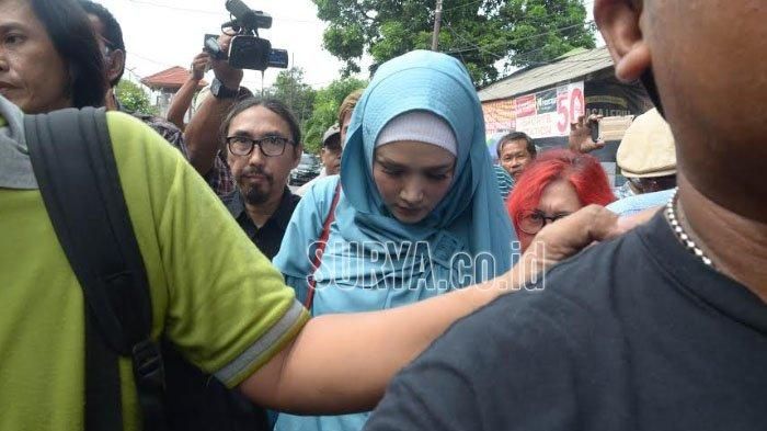 Mulan Jameela Jenguk Ahmad Dhani di Rutan Medaeng, dengan Mobil Mewah Senilai Rp 1 Miliar