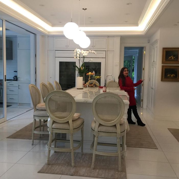 Bagian ruang makan rumah singgah Nia di Amerika