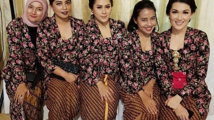 Sarah Amalia tampil berkebaya dan berhijab