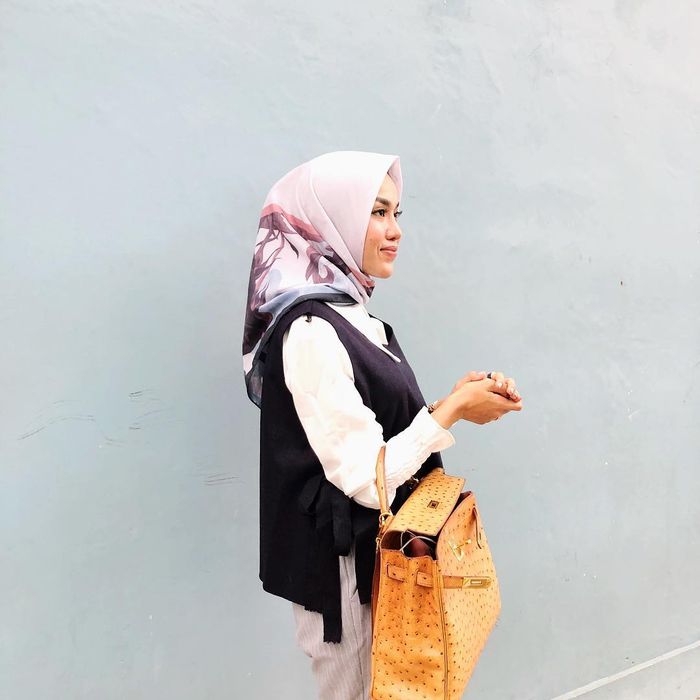 Gaya Mewah Medina Zein, Miliarder Muda Adik Ipar Ayu Azhari dengan Tas Harga Ratusan Juta - Hermes Ostrich 32 Leather Kelly Bag