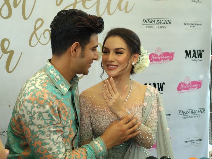 Ammar Zoni dan Irish Bella usai menggelar prosesi tunangan di Chakra Venue Lounge, Green Office Park BSD City, Tangerang, Banten, Selasa (12/2/2019).