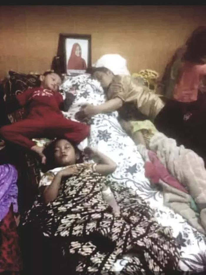 Ustaz Maulana dan anak-anaknya tidur di samping jenazah sang istri