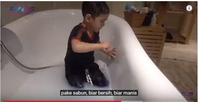 Aksi Rafathar saat menyikat bak mandi dengan menggunakan sikat gigi Baim Wong