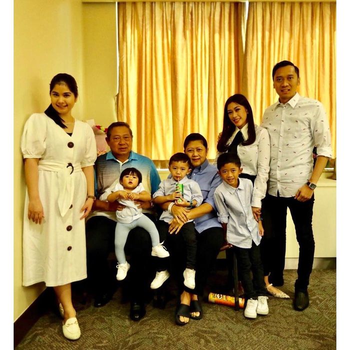 3 Potret Romantis Susilo Bambang Yudhoyono Saat Temani Istrinya, Ani Yudhoyono Dirawat di Singapura.