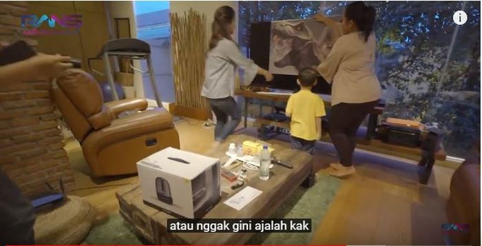 Rafathar meminta beberapa orang memasang fotonya di rumah Baim Wong