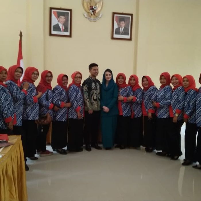 Penampilan sederhana Arumi Bachsin saat dampingi suami di hari perpisahannya dengan Kab. Trenggalek