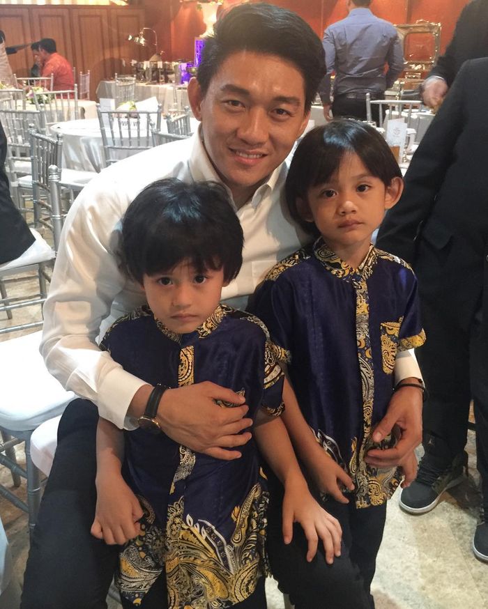 Ifan Seventeen memeluk kedua anak Herman